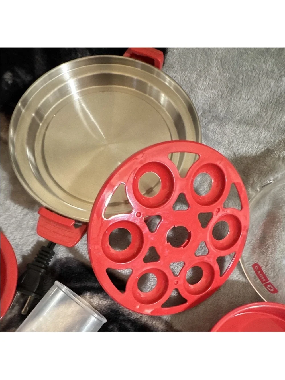 Dash DEC005RD Electric Egg Cooker 7-Egg Poaching 360W 120V Red